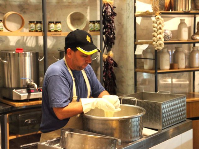 Making mozzarella 790 xxx